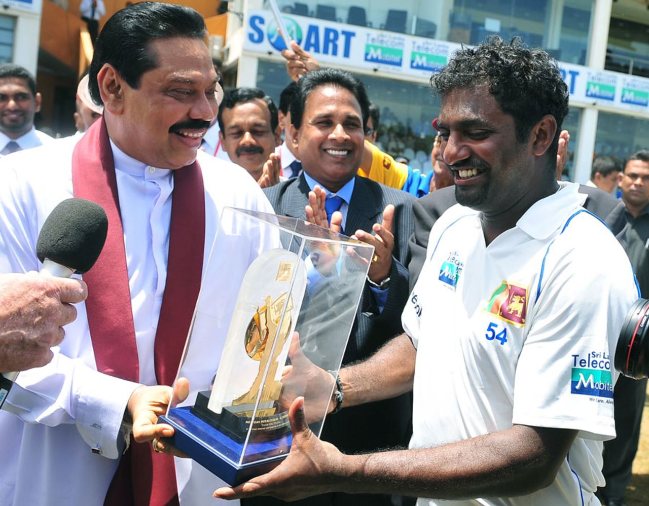 Sri Lanka president Mahinda Rajapakse felicitates Muttiah Muralitharan during the lunch break, Sri Lanka v India, 1st Test, Galle, 5th day, July 22, 2010