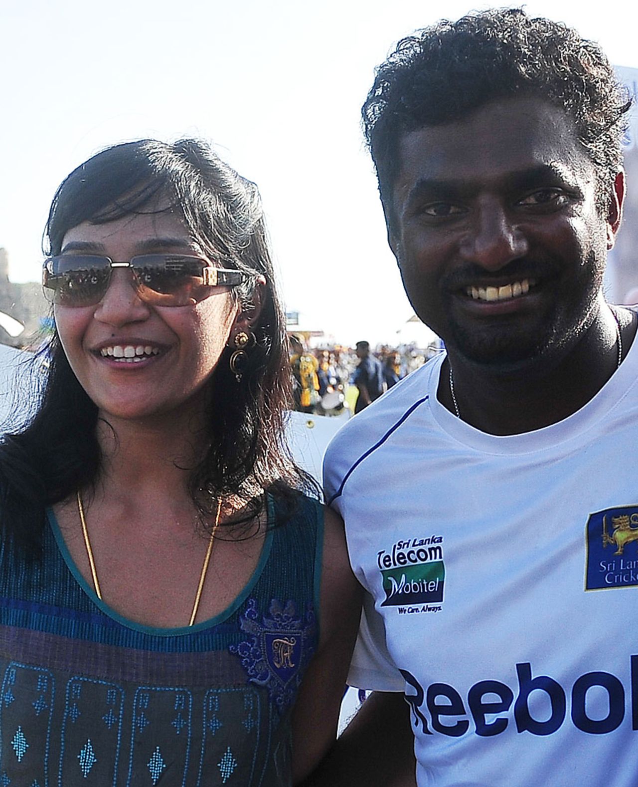 Muttiah Muralitharan poses with his wife Madhimalar, Sri Lanka v India, 1st Test, Galle, 5th day, July 22, 2010