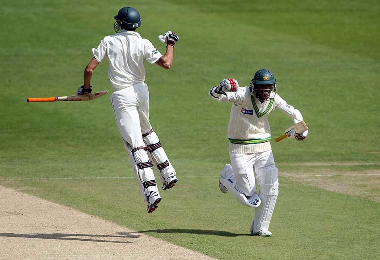 Umar Gul and Mohammad Amir celebrate the winning run as Pakistan held their nerve on the fourth morning at Headingley, Pakistan v Australia, 2nd Test, Headingley, 4th day, July 24, 2010