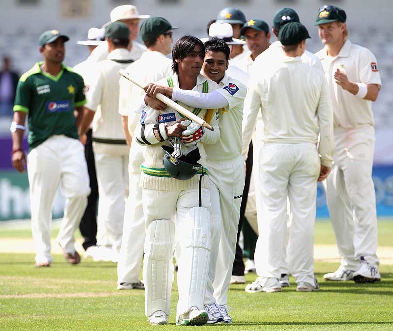 Azhar Ali congratulates Mohammad Amir for holding his nerve in the closing stages, Pakistan v Australia, 2nd Test, Headingley, 4th day, July 24 2010