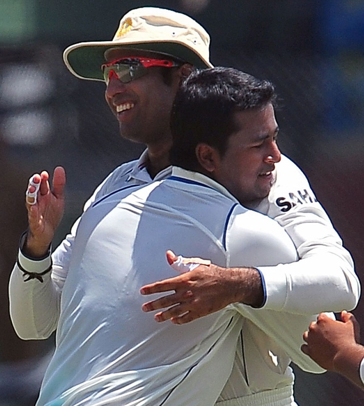 Pragyan Ojha hugs VVS Laxman for taking a sharp catch, Sri Lanka v India, 2nd Test, SSC, 1st day, July 26, 2010