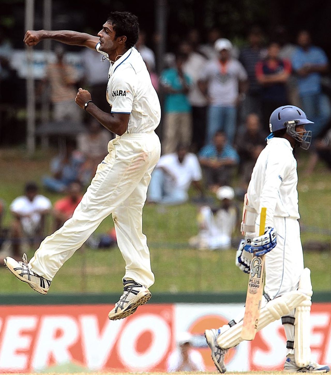Abhimanyu Mithun gets rid of Tillakaratne Dilshan, Sri Lanka v India, 2nd Test, SSC, 5th day, July 30, 2010