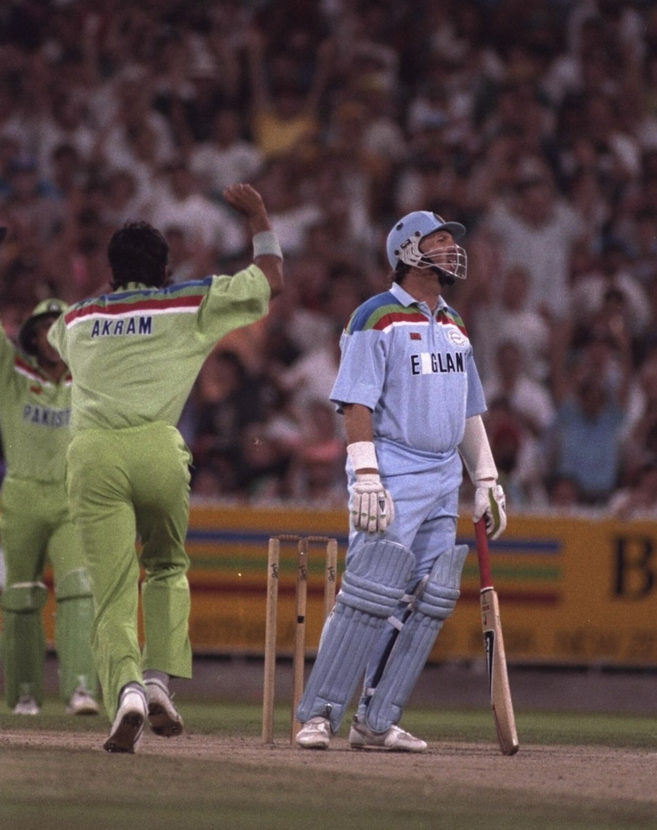 Wasim Akram dismissed Ian Botham, England v Pakistan, World Cup final, Melbourne, March 25, 1992