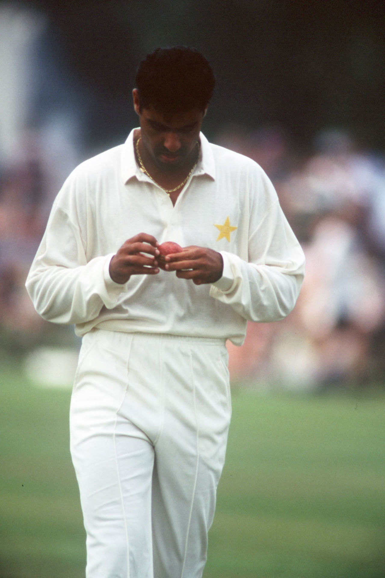 Waqar Younis heads back to his bowling mark, June 27, 1996