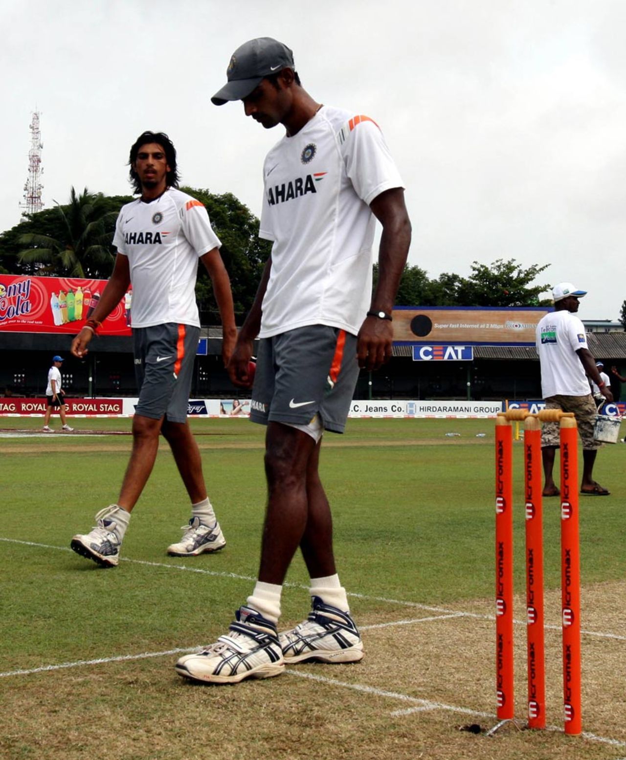Ishant Sharma and Abhimanyu Mithun before the start of the third Test, Sri Lanka v India, 3rd Test, P Sara Oval, 1st day, August 3, 2010