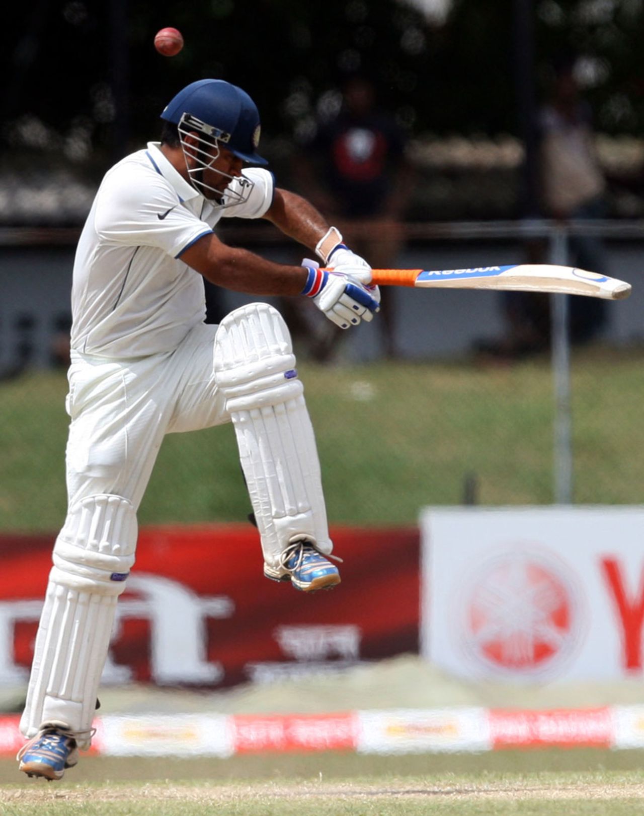 MS Dhoni was tested by the short delivery, Sri Lanka v India, 3rd Test, P Sara Oval, 3rd day, August 5, 2010