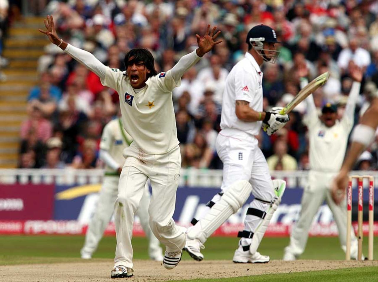 Mohammad Amir has a big appeal against Kevin Pietersen turned down, England v Pakistan, 2nd Test, Edgbaston, August 7, 2010`