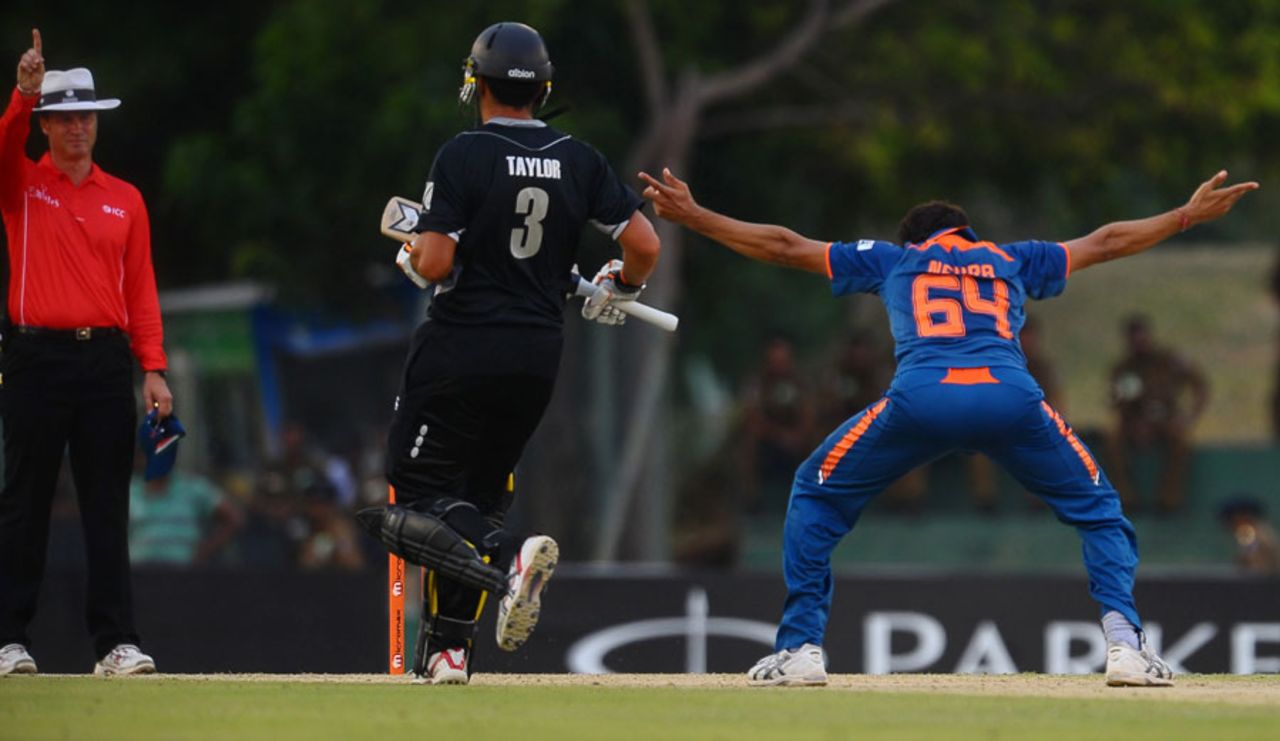 Ashish Nehra successfully appeals for leg before against Ross Taylor, India v New Zealand, tri-series, 1st ODI, August 10, 2010