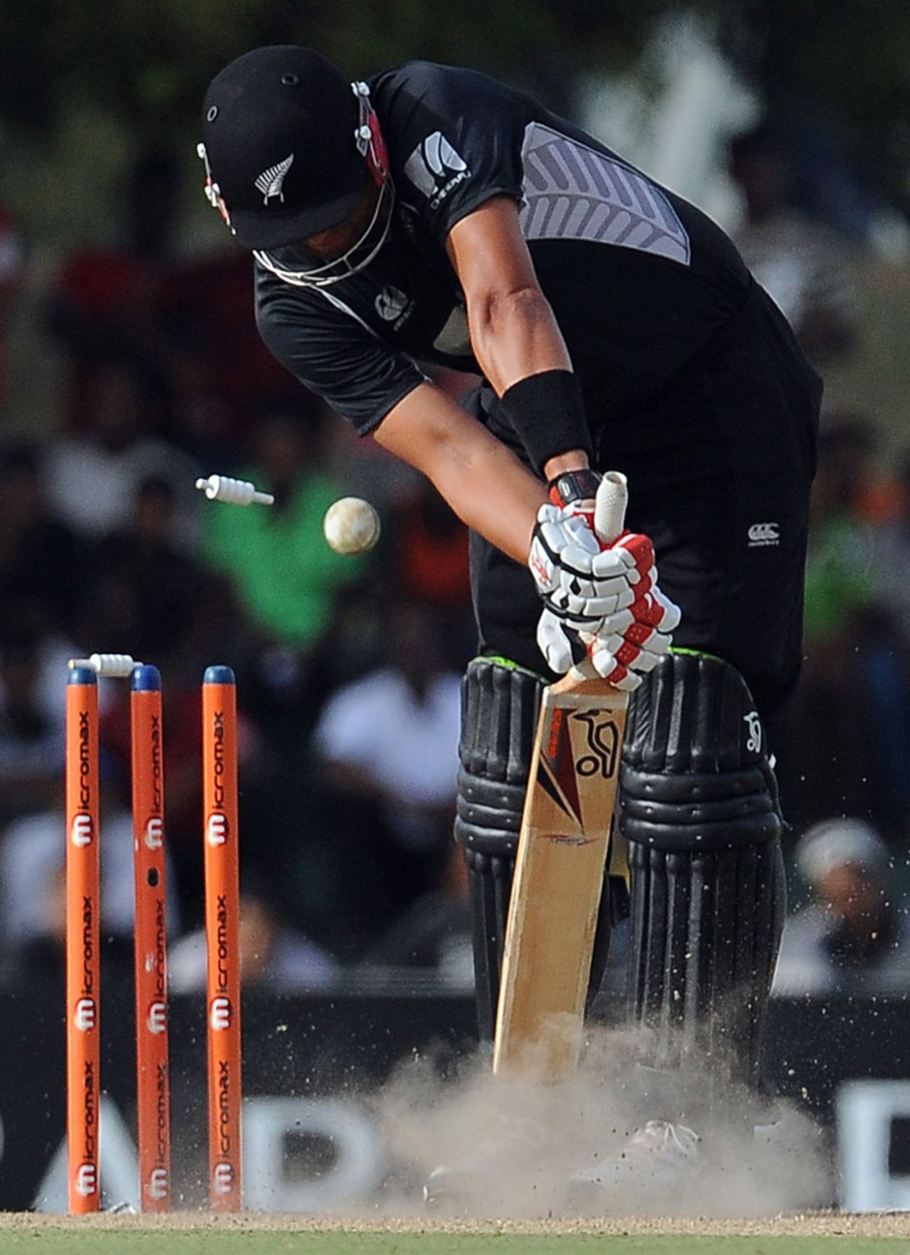 Daryl Tuffey is clean bowled by a Lasith Malinga yorker, Sri Lanka v New Zealand, tri-series, 2nd ODI, Dambulla, August 13, 2010