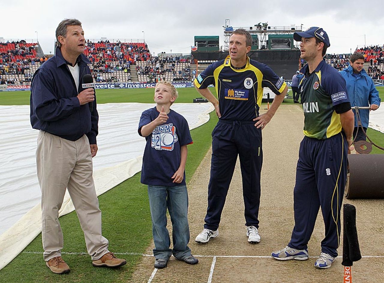 Dominic Cork and James Foster at the toss in overcast conditions, Hampshire v Essex, 1st semi-final, Friends Provident t20, Rose Bowl, August 14, 2010