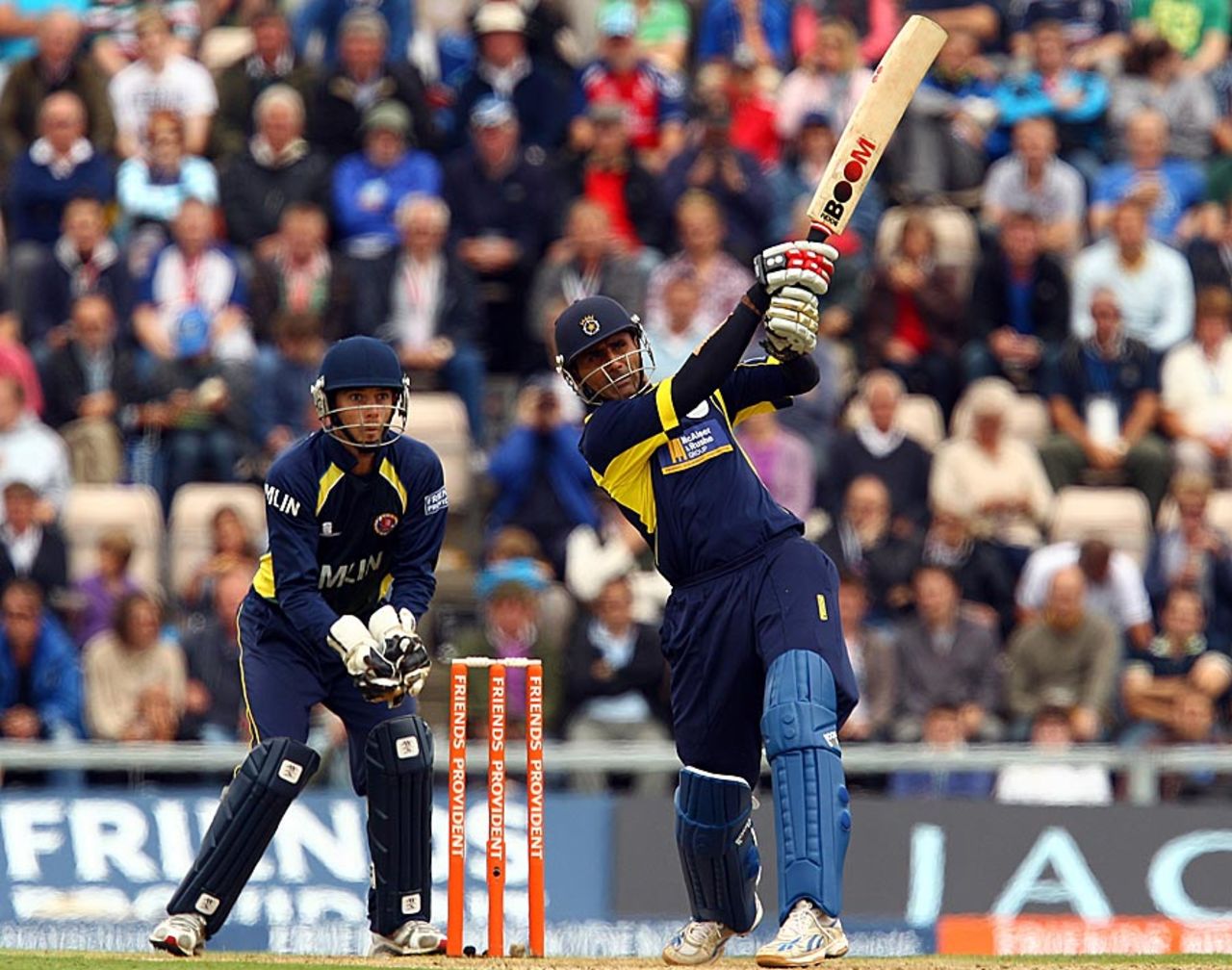 Abdul Razzaq gave early impetus to Hampshire's chase, Hampshire v Essex, 1st semi-final, Friends Provident t20, Rose Bowl, August 14, 2010