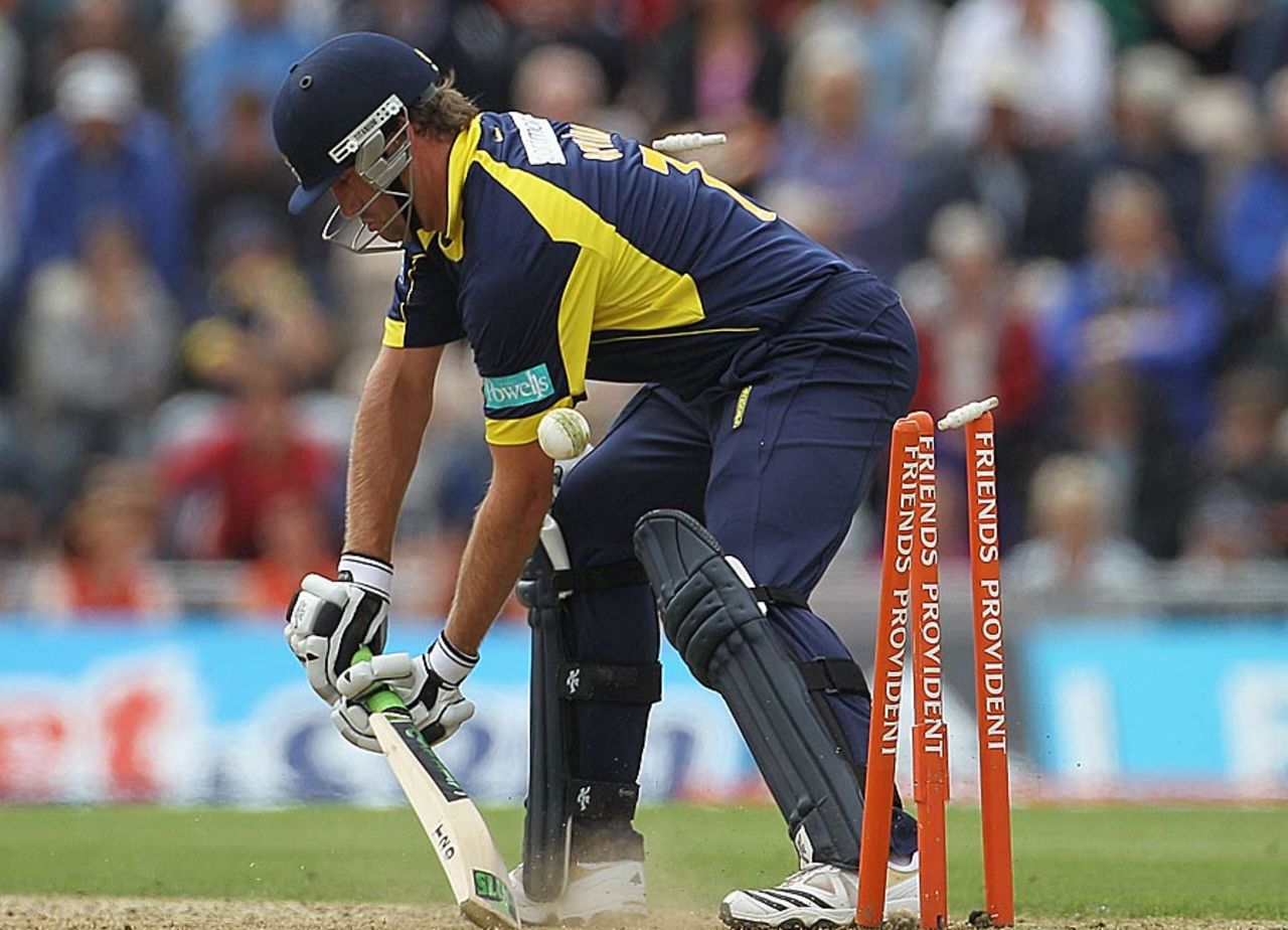 Sean Ervine was castled by a beauty from Dwayne Bravo, Hampshire v Essex, 1st semi-final, Friends Provident t20, Rose Bowl, August 14, 2010