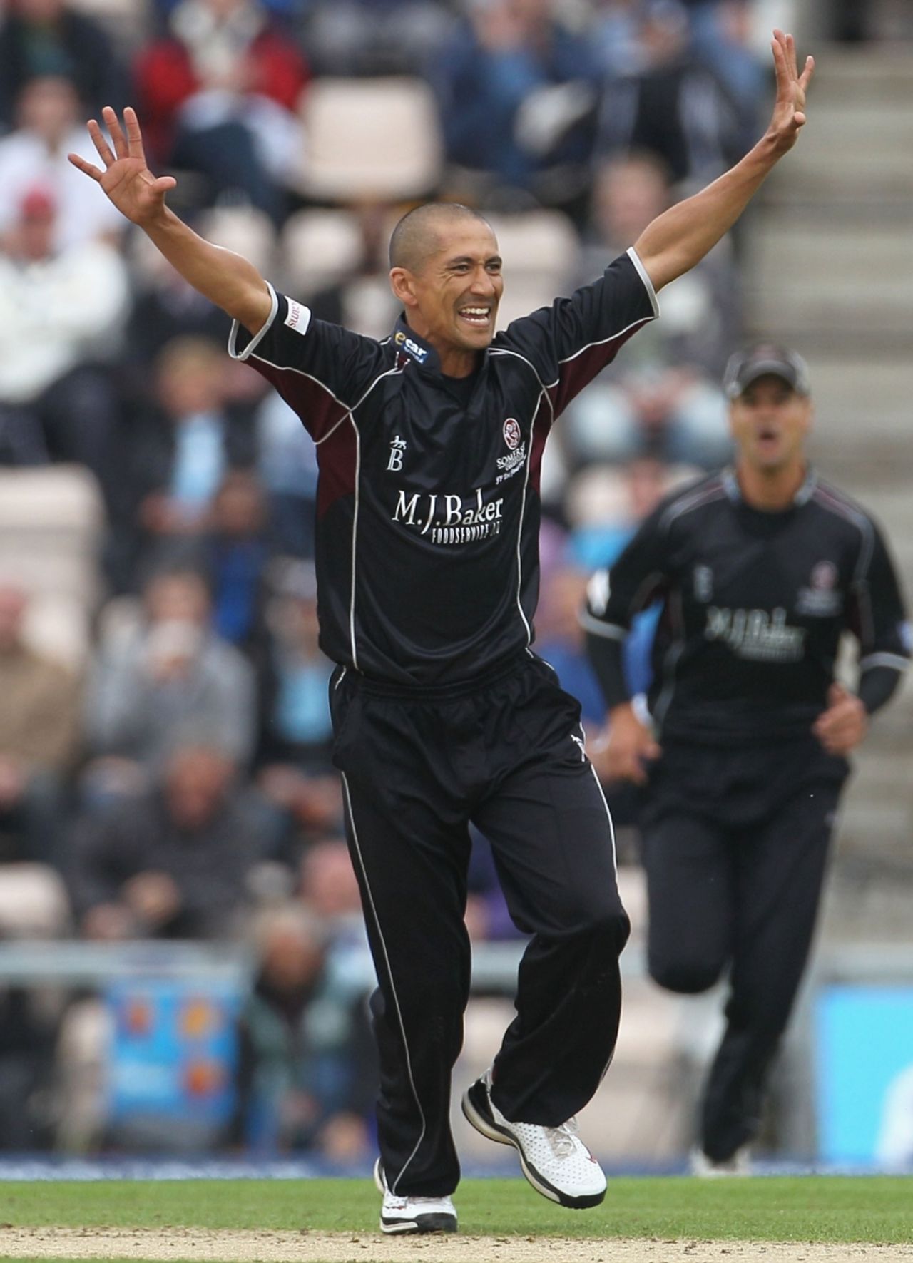 Alfonso Thomas struck twice in an over to edge Somerset ahead as the rain loomed, Nottinghamshire v Somerset, Friends Provident t20 Semi-Final, Rose Bowl, August 14 2010