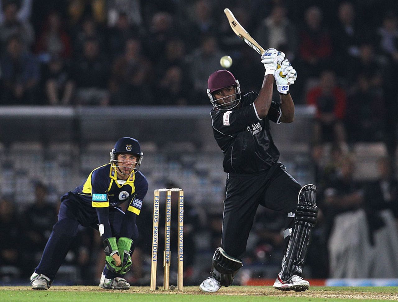 Kieron Pollard smashed 22 from seven deliveries to give Somerset some late impetus, Hampshire v Somerset, FP t20 Final, Rose Bowl, August 14 2010