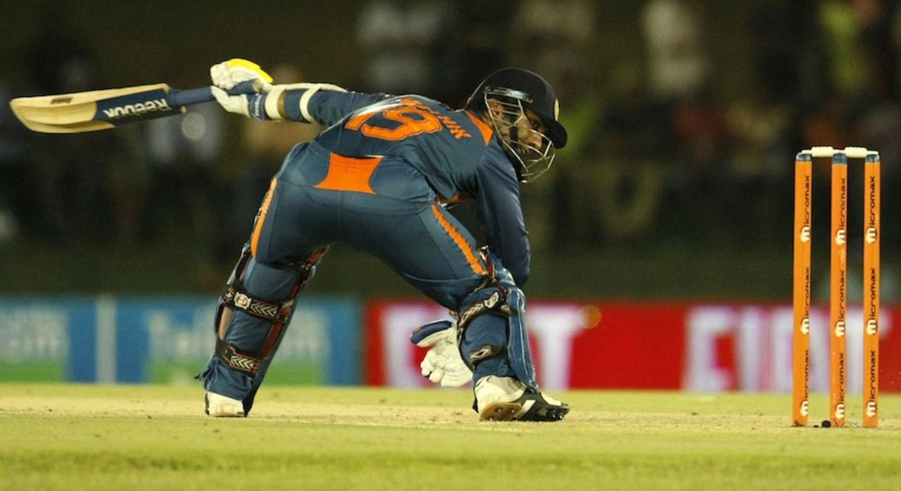 Dinesh Karthik fails to make contact, Sri Lanka v India, tri-series, 3rd ODI, Dambulla, August 16, 2010