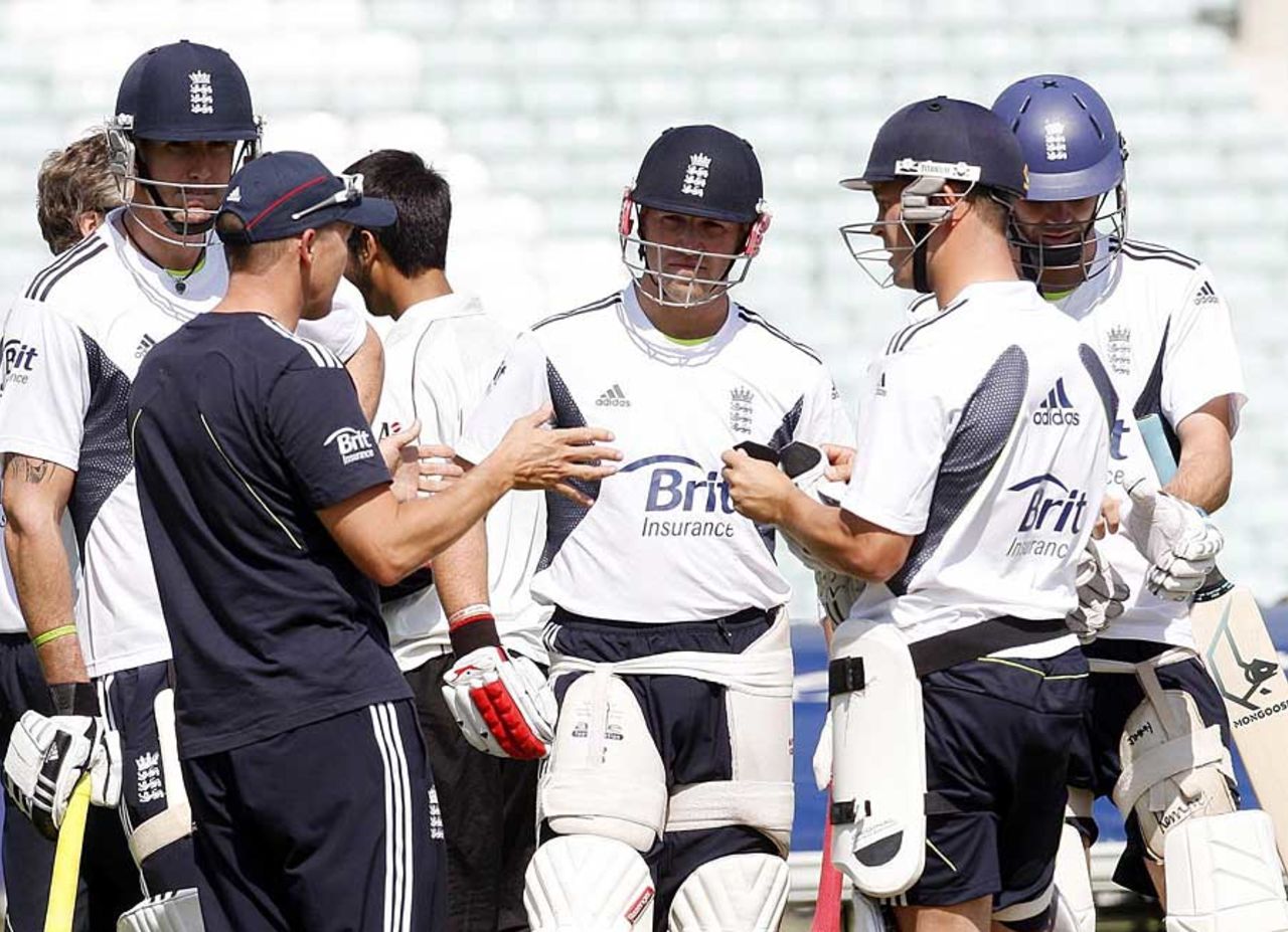 Andy Flower talks with his players during training, The Oval, August 16, 2010