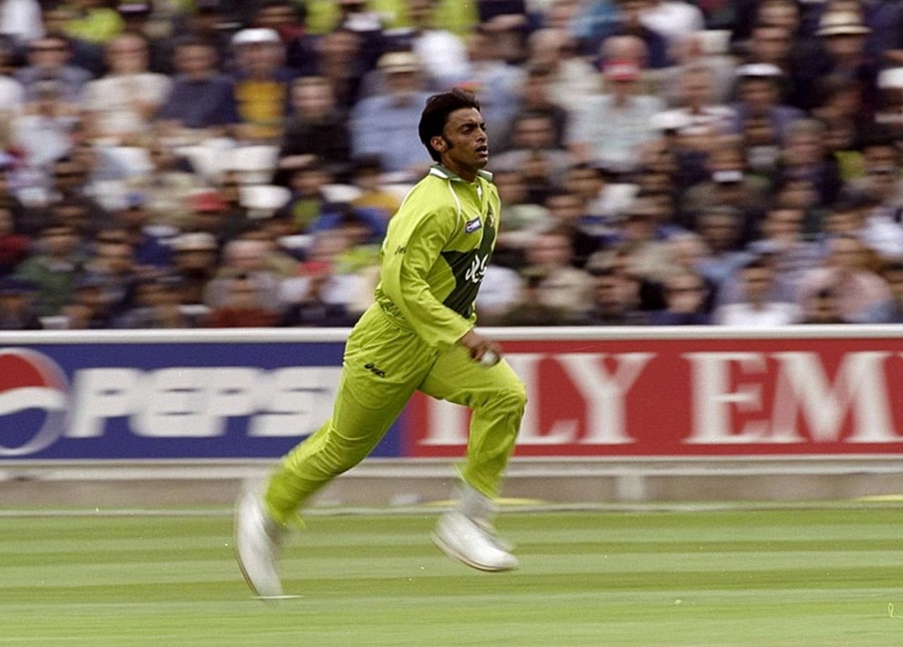 Shoaib Akhtar charges in, Pakistan v Zimbabwe, World Cup, The Oval, June 11, 1999