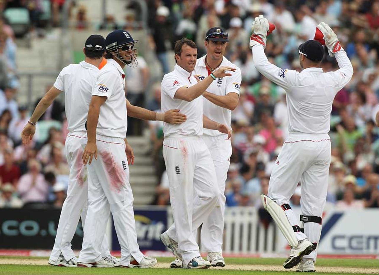 Graeme Swann eventually removed Wahab Riaz shortly before lunch, England v Pakistan, 3rd Test, The Oval, August 19, 2010