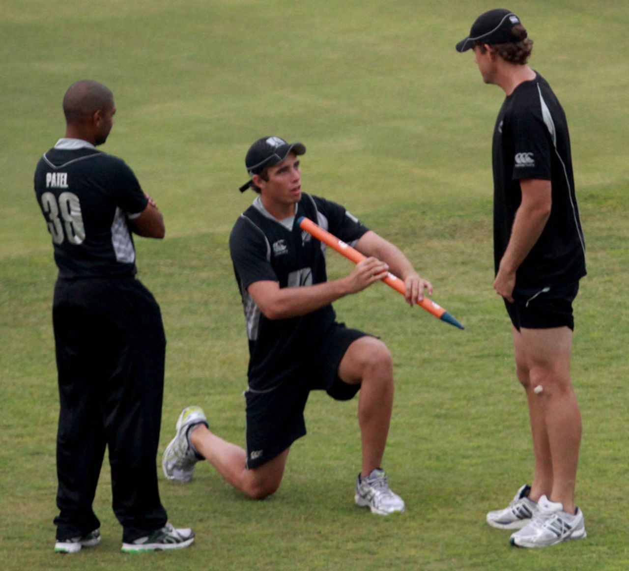 Tim Southee makes a point to Jeetan Patel and Jacob Oram, Sri Lanka v New Zealand, tri-series, 4th ODI, Dambulla, August 19, 2010