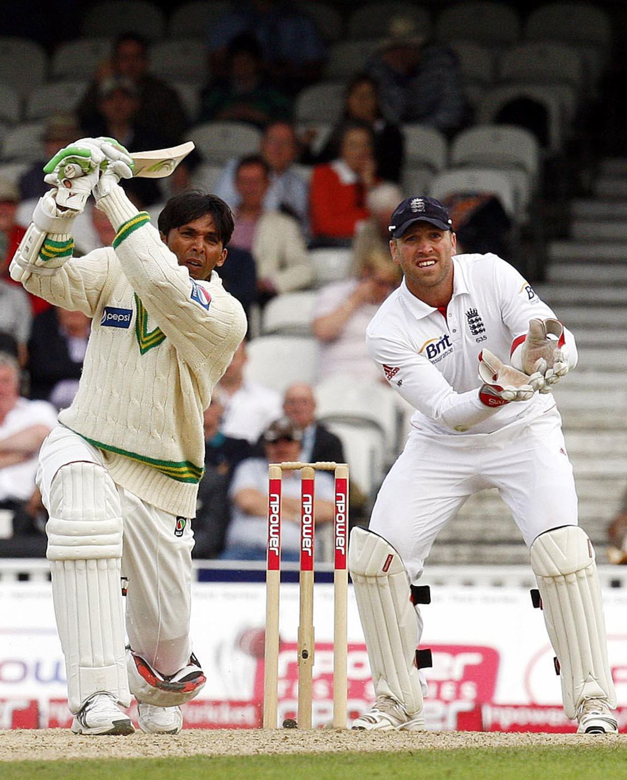 Mohammad Asif shared a crucial last-wicket stand of 38 with Azhar Ali to help bolster Pakistan's lead, England v Pakistan, 3rd Test, The Oval, August 19, 2010
