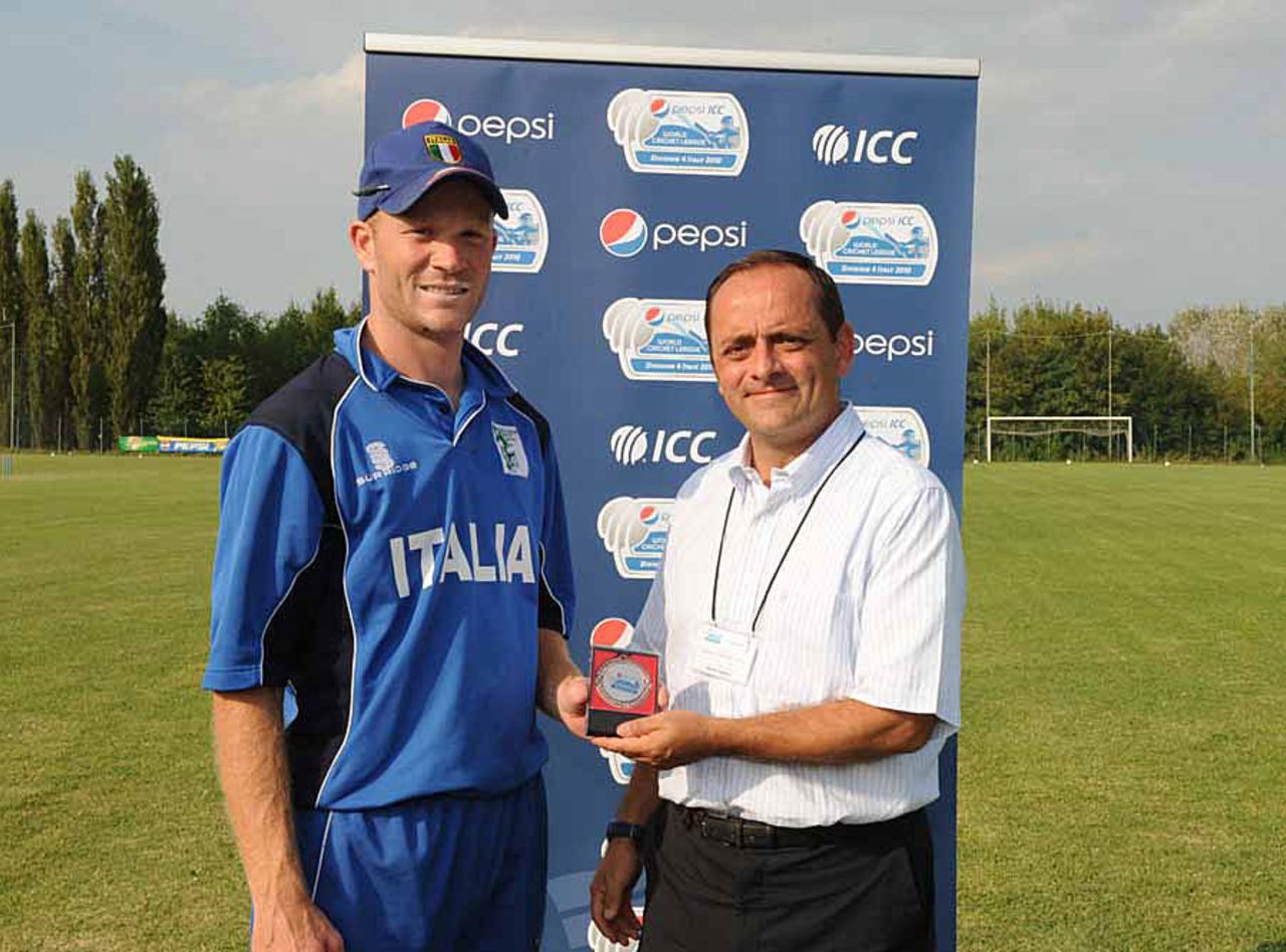 Andy Northcote recieves the Man-of-the-Match award, Italy v Cayman Islands, ICC WCL Div. 4, Medicina, August 19, 2010