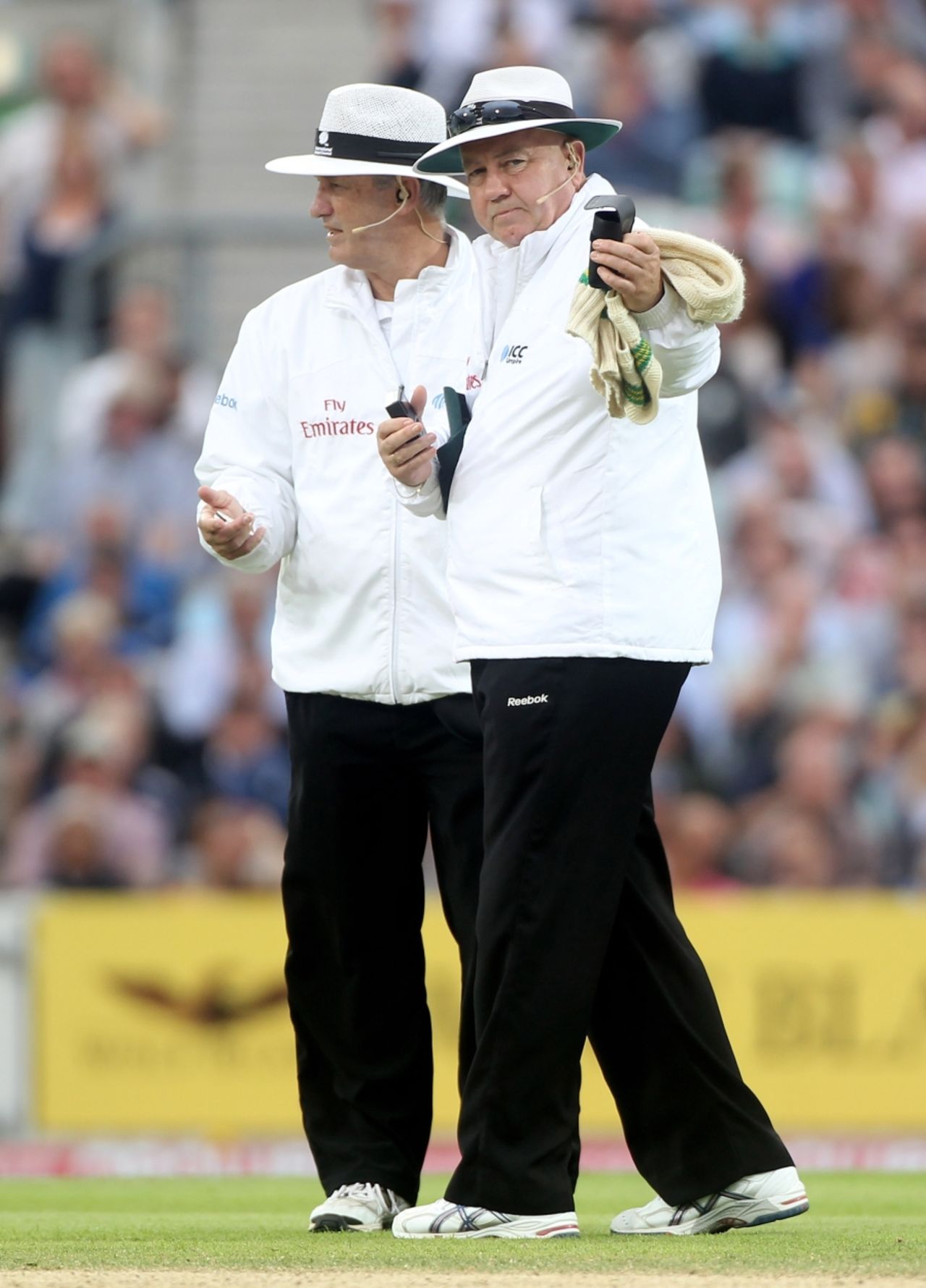 Umpires Steve Davis and Tony Hill check the light before sending the players off, England v Pakistan, 3rd Test, The Oval, August 20, 2010