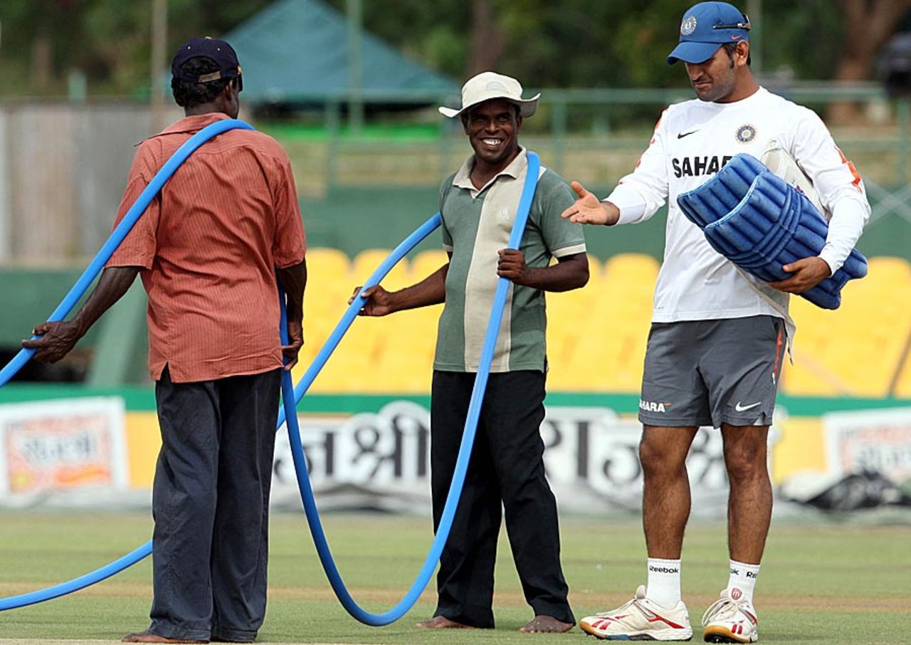MS Dhoni has a word with the groundstaff in Dambulla, Dambulla, August 23, 2010