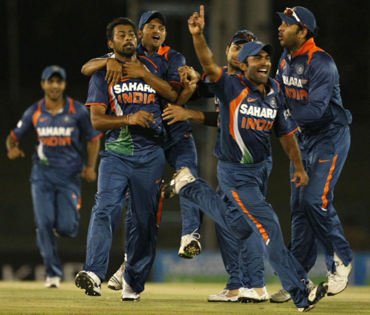 The Indians are delighted after Praveen Kumar dismisses Ross Taylor, 6th ODI, Dambulla, August 25, 2010