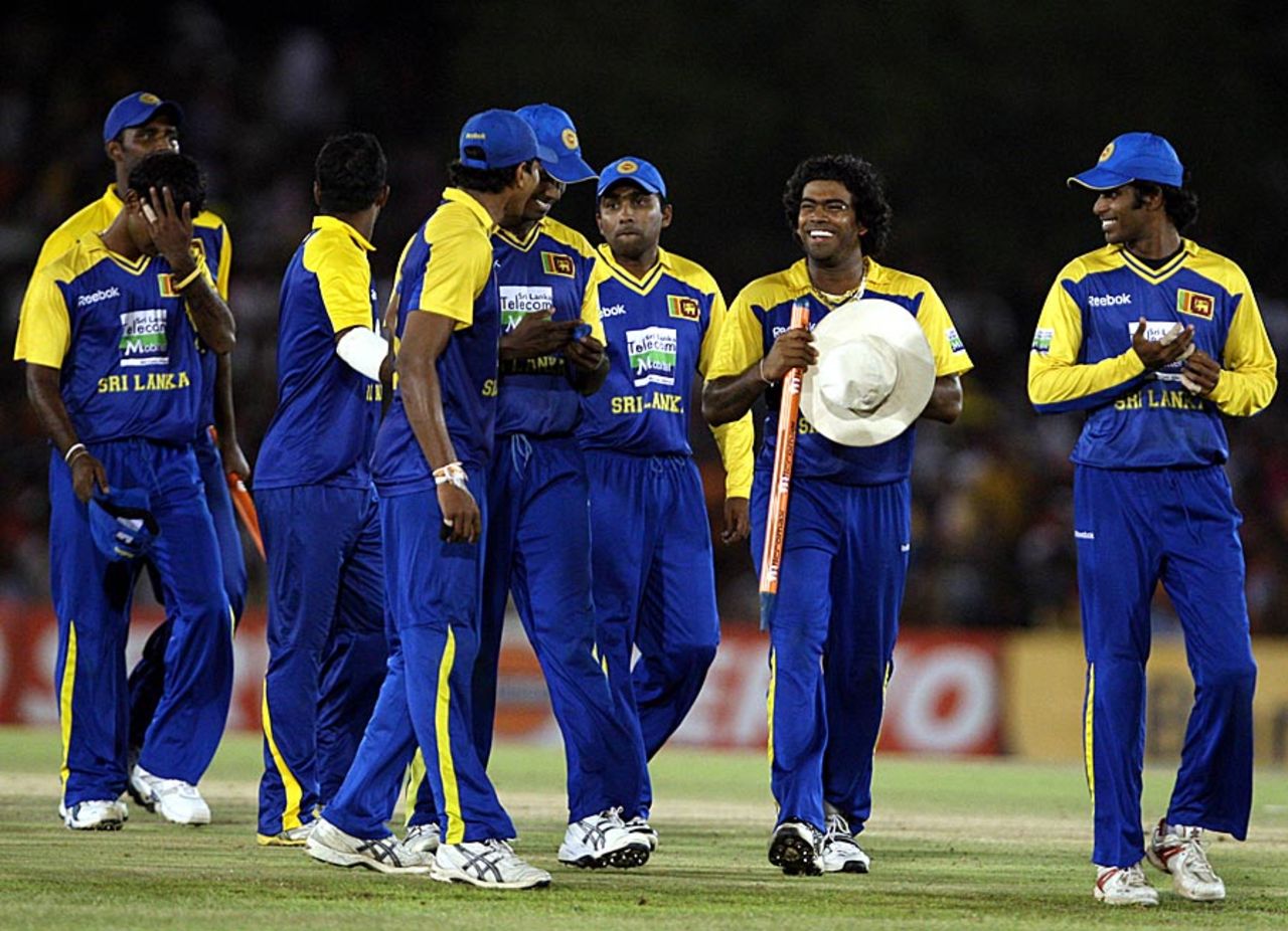 The Sri Lankan team after its win, Sri Lanka v India, tri-series final, Dambulla, August 28, 2010