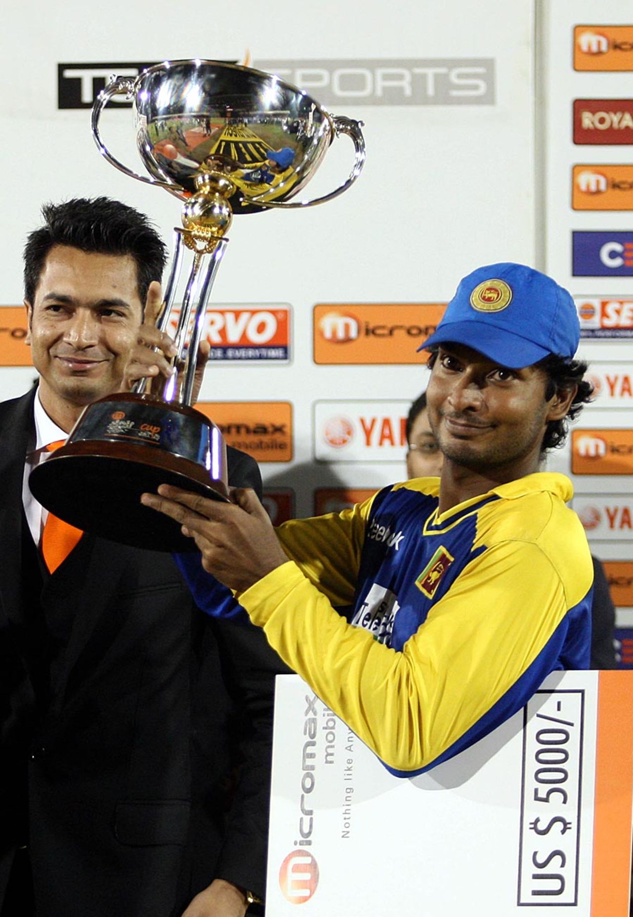 Kumar Sangakkara with the series trophy, Sri Lanka v India, tri-series final, Dambulla, August 28, 2010