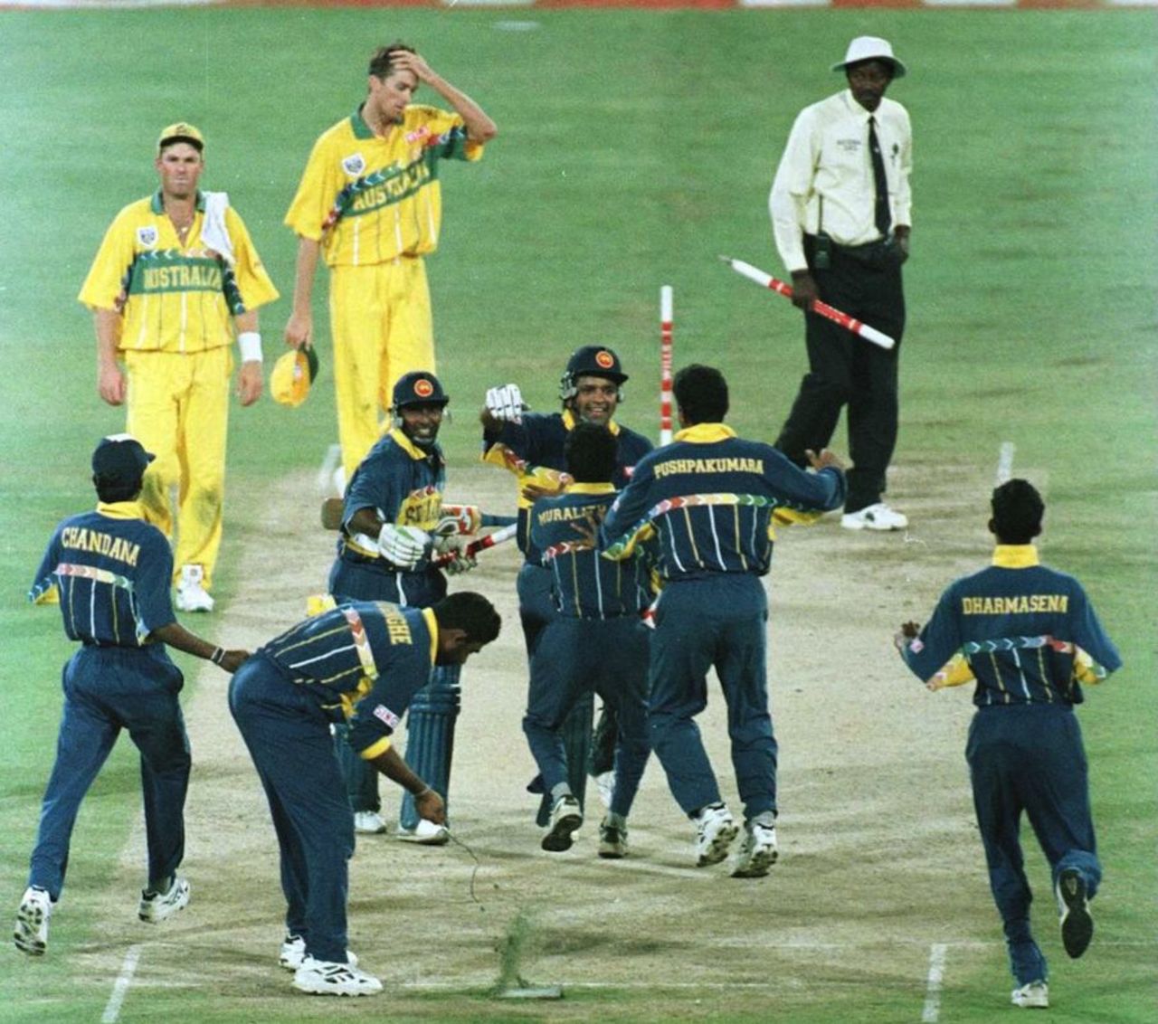 Sri Lanka celebrate their victory, Final, Australia v Sri Lanka, Wills World Cup, Lahore, March 17, 1996
