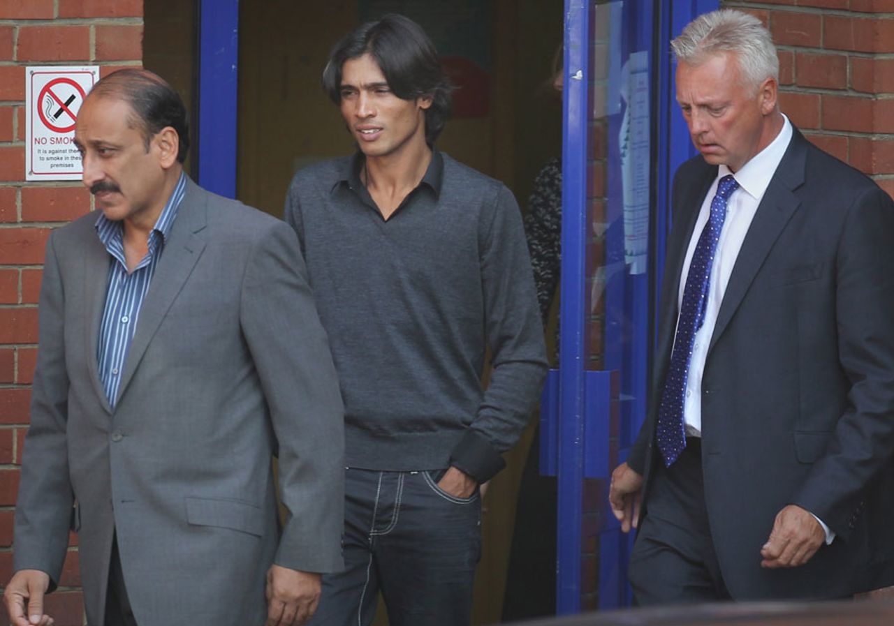 Mohammad Amir leaves Kilburn police station after being questioned, September 3, 2010