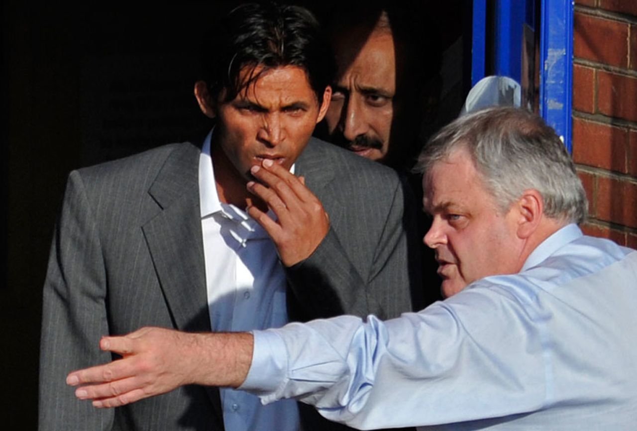 Mohammad Asif leaves Kilburn police station after being questioned, September 3, 2010