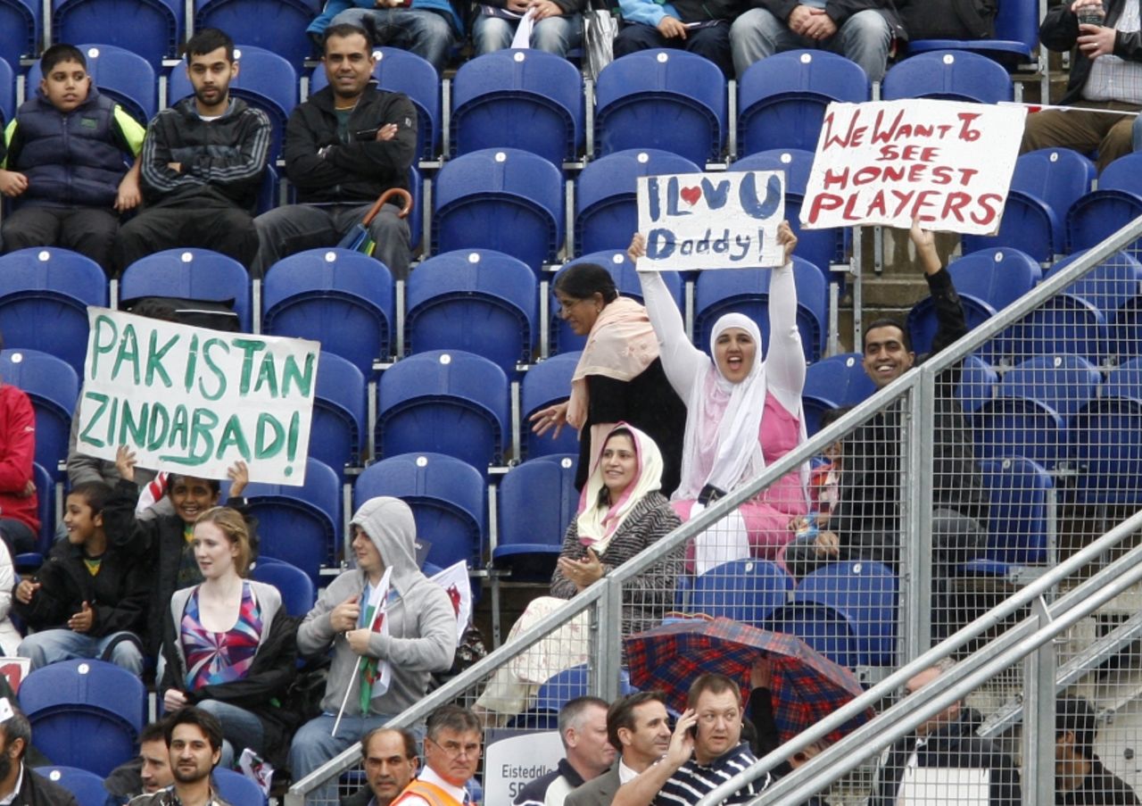 Pakistan fans make their feelings known at the second Twenty20 in Cardiff, England v Pakistan, 2nd T20I, Cardiff, September 7, 2010