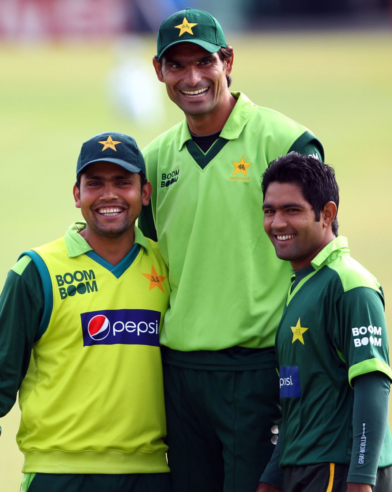 Mohammad Irfan poses with Kamran Akmal and Asad Shafiq during Pakistan's training session, September 9 2010 