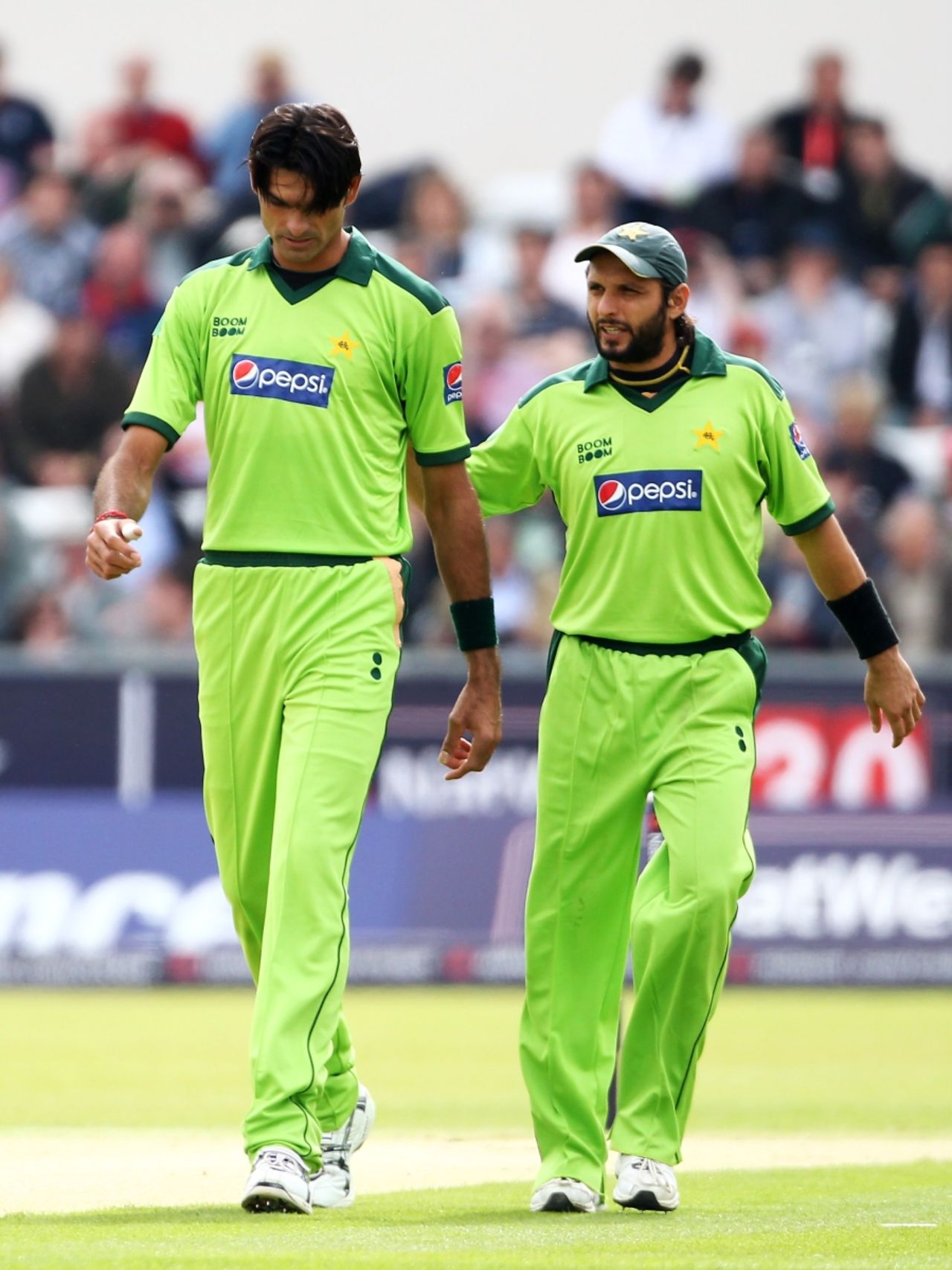 Shahid Afridi offers Mohammad Irfan some support during a nervous debut spell, England v Pakistan, 1st ODI, Chester-le-Street, September 10 2010 