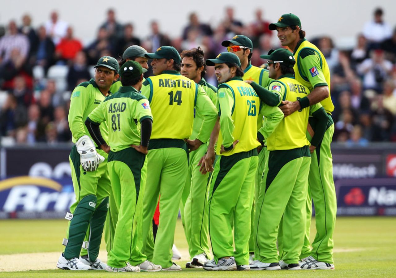 Mohammad Irfan towers over his team-mates as Pakistan gather at the fall of a wicket, England v Pakistan, 1st ODI, Chester-le-Street, September 10 2010 