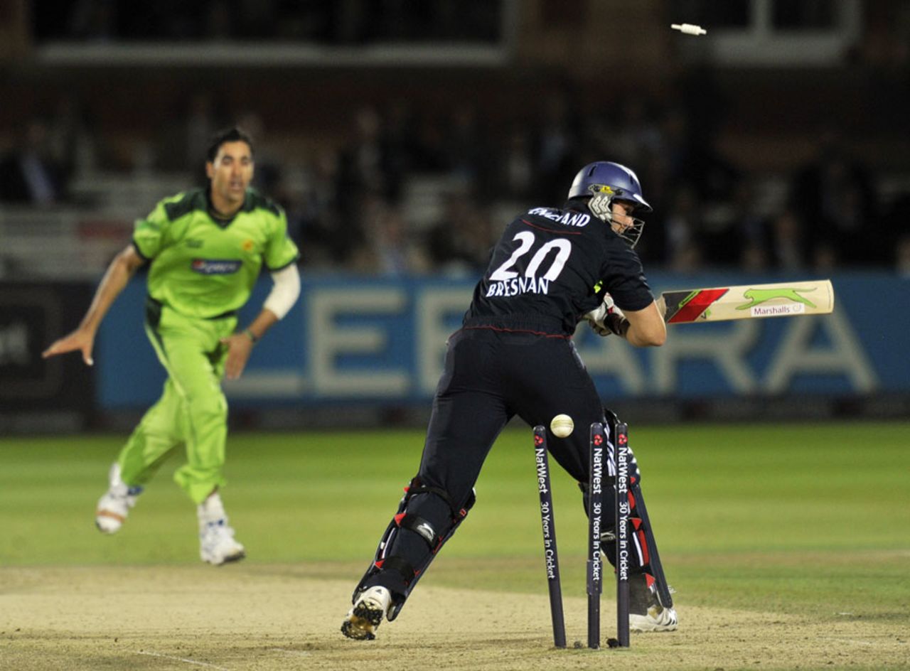 Umar Gul bowls Tim Bresnan as Pakistan close in on victory, England v Pakistan, 4th ODI, Lord's, September 20, 2010
