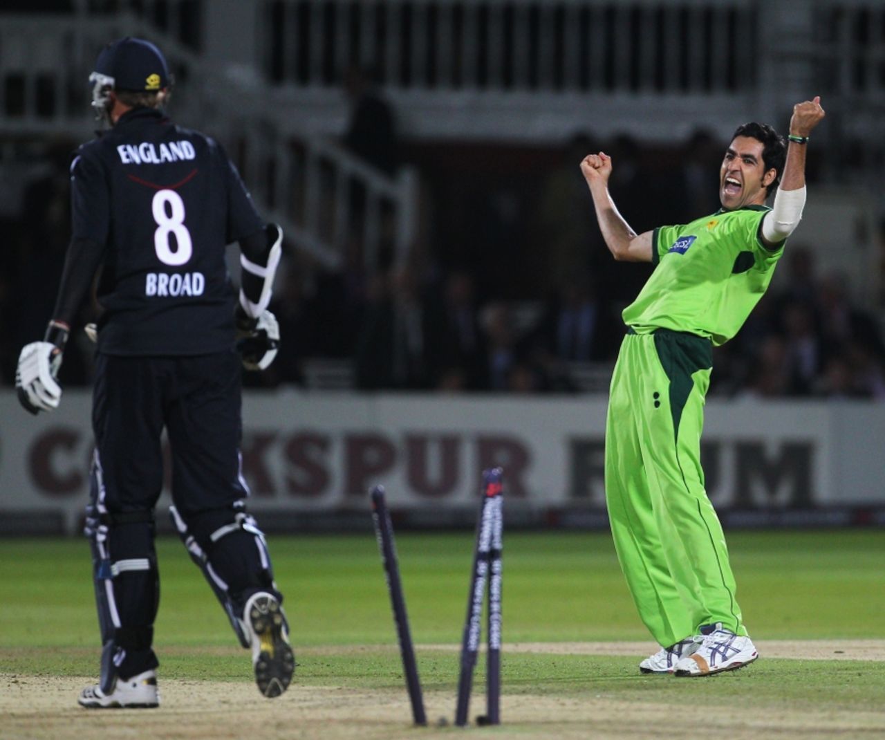 Umar Gul bowled Stuart Broad to seal the match for Pakistan and level the series, England v Pakistan, 4th ODI, Lord's, September 20, 2010