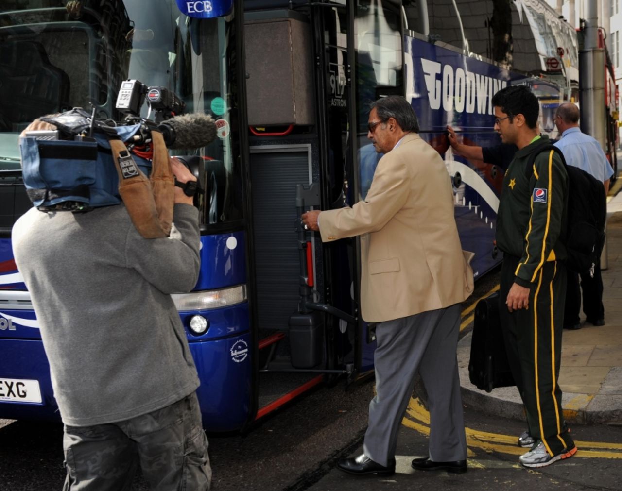 Pakistan team manager Yawar Saeed boards the team bus in London, September 21 2010