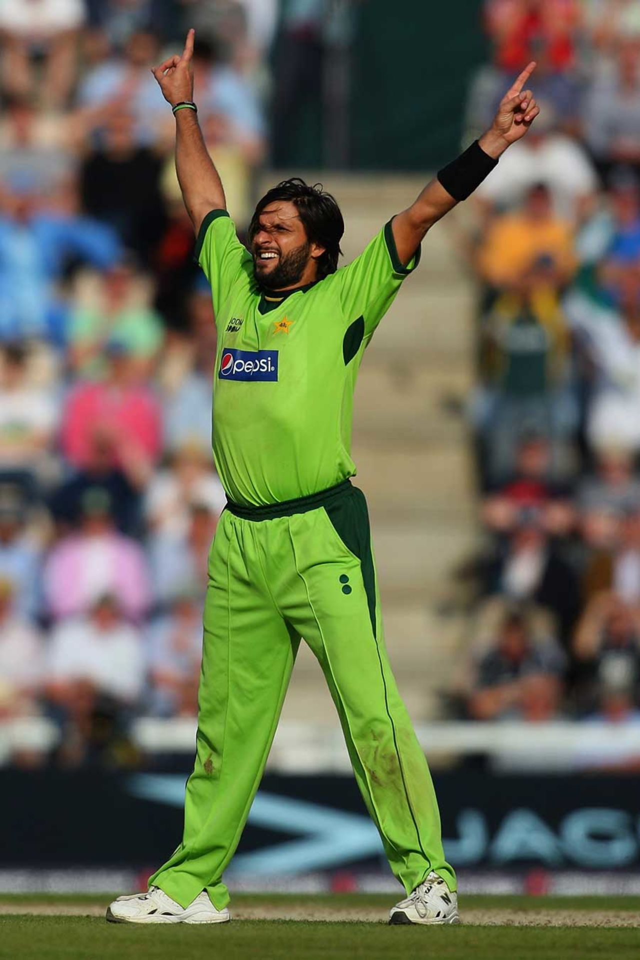 Shahid Afridi struck an important blow to remove Ian Bell, England v Pakistan, 5th ODI, Rose Bowl, September 22, 2010