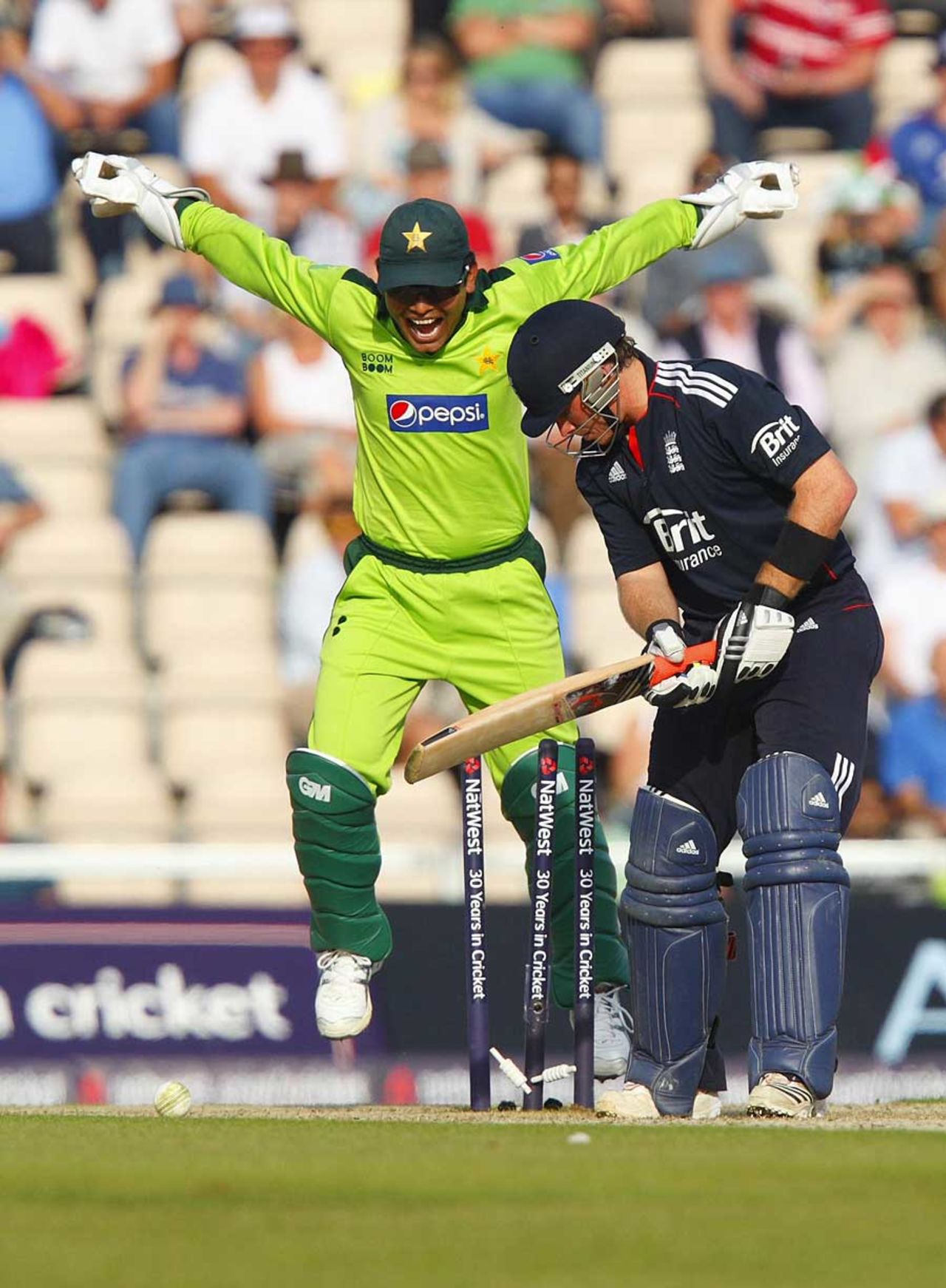 Ian Bell dragged into his stumps against Shahid Afridi, England v Pakistan, 5th ODI, Rose Bowl, September 22, 2010