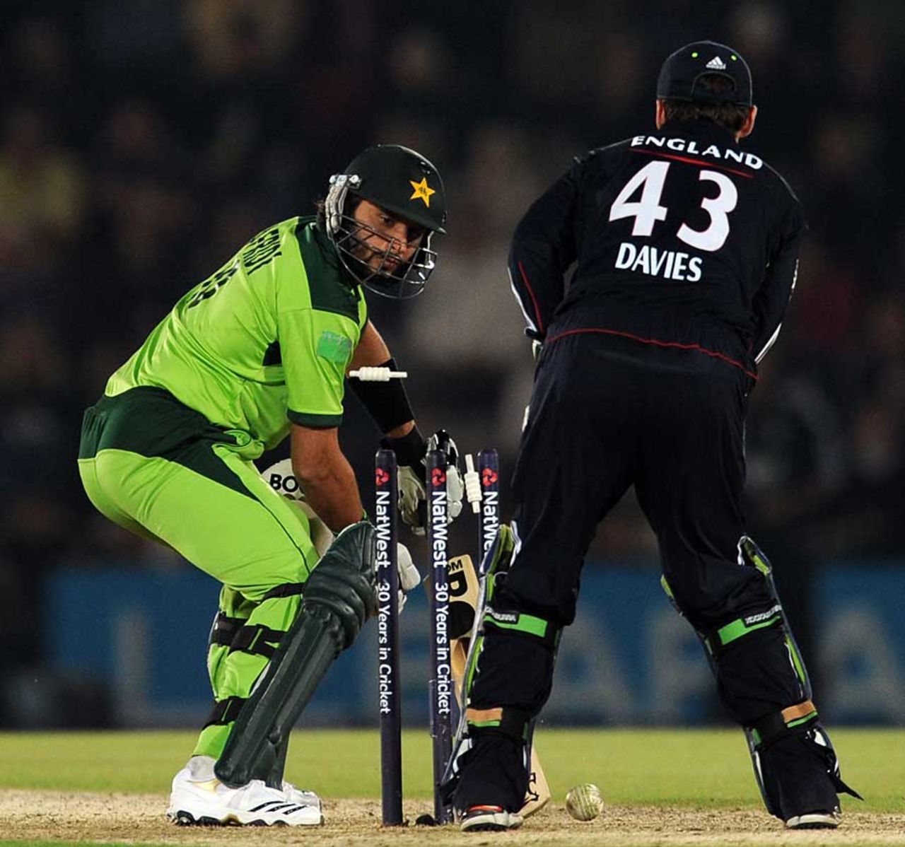 Shahid Afridi dragged on first ball against Graeme Swann, England v Pakistan, 5th ODI, Rose Bowl, September 22, 2010