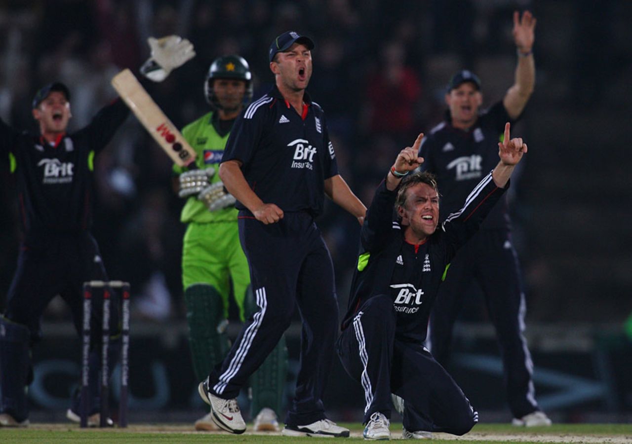 England let out a huge appeal but Abdul Razzaq survived the hat-trick ball, England v Pakistan, 5th ODI, Rose Bowl, September 22, 2010