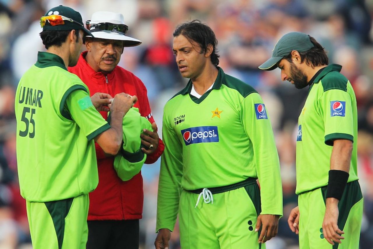 Umpire Billy Doctrove has a look at the ball with Umar Gul and Shoaib Akhtar, England v Pakistan, 5th ODI, Rose Bowl, September 22, 2010