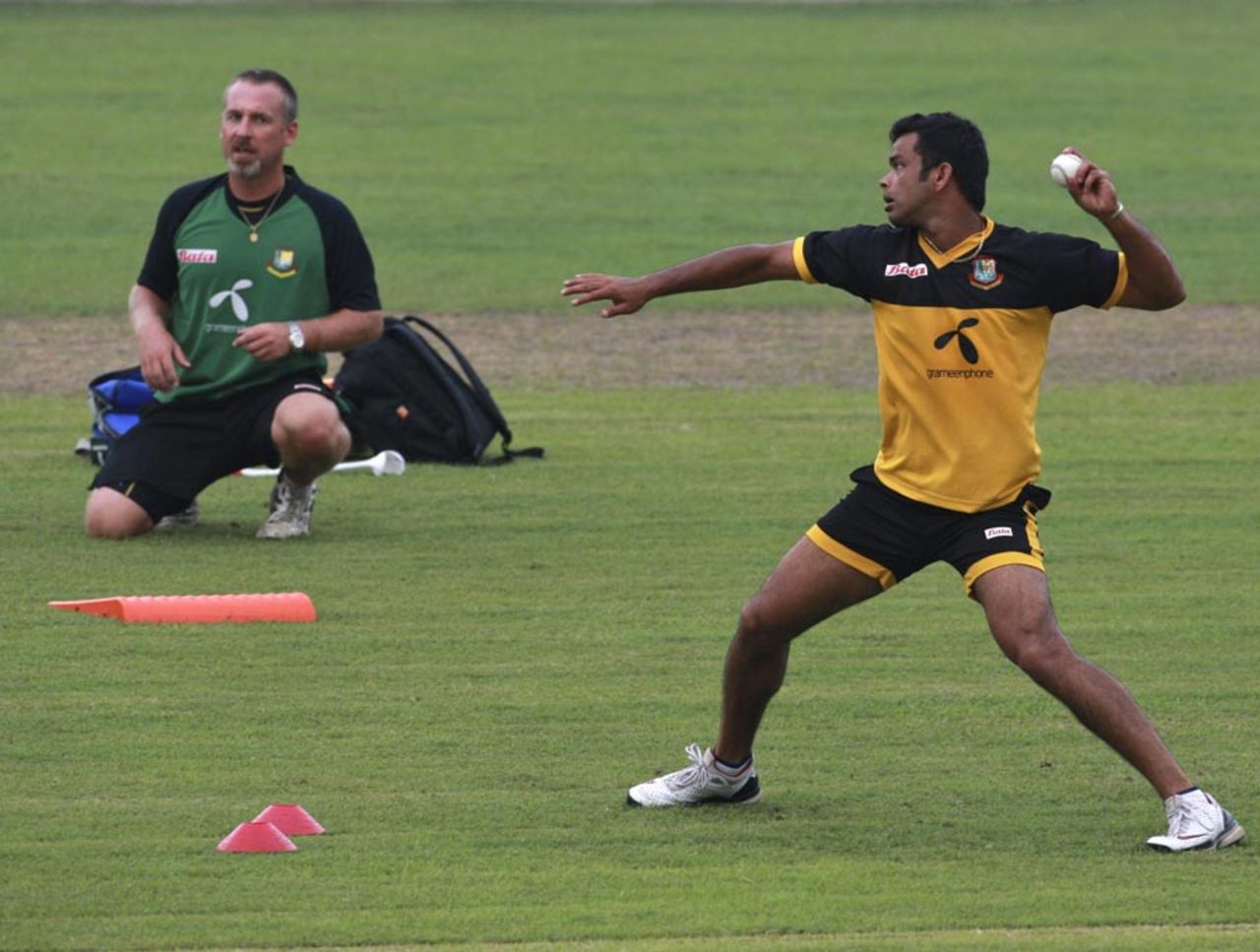 Abdur Razzak is watched by fielding coach Julien Fountain at a training session, Dhaka, September 30