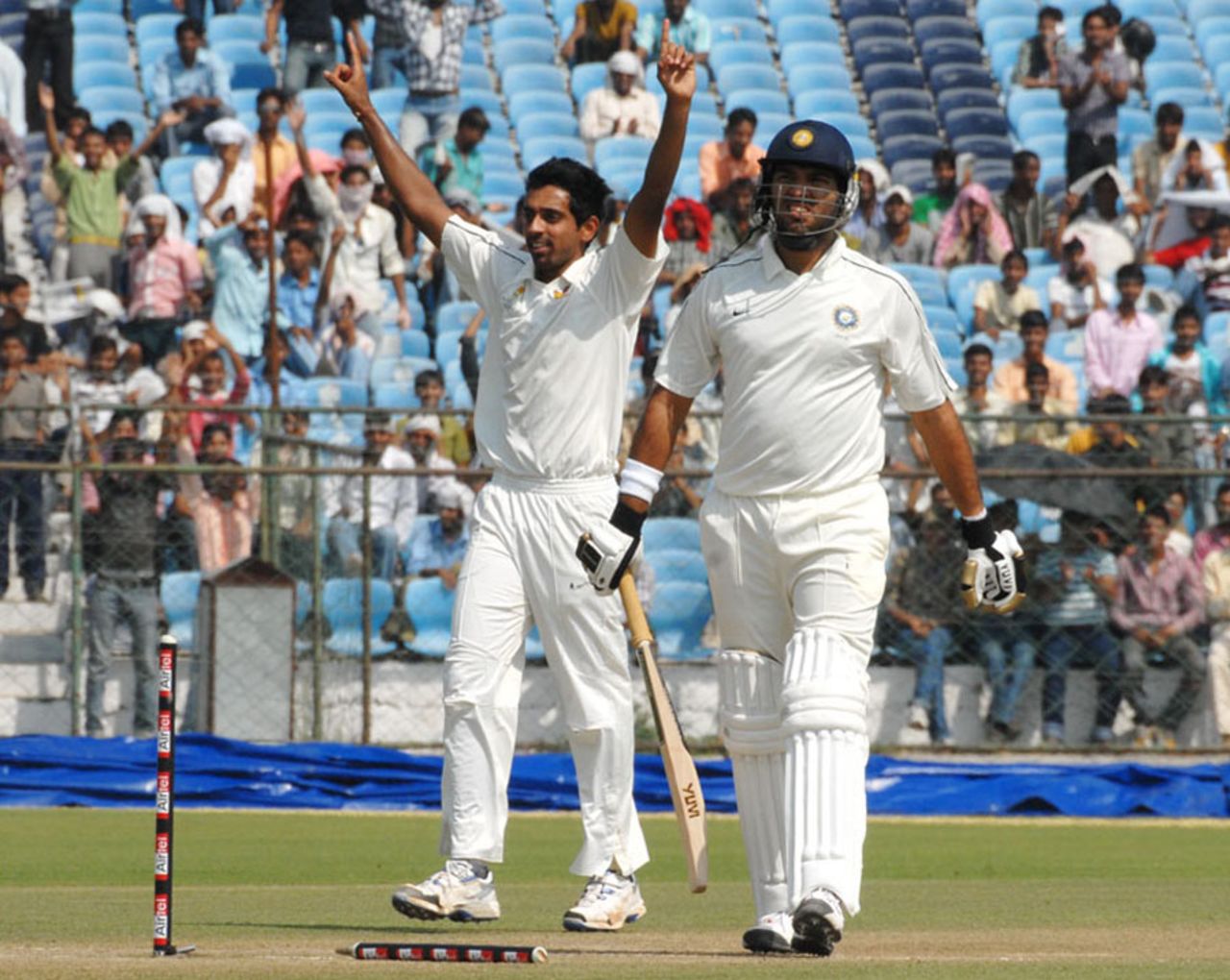 Dhawal Kulkarni got the big wicket of Yuvraj Singh, Mumbai v Rest of India, Irani Cup, Jaipur, 2nd day, October 2, 2010
