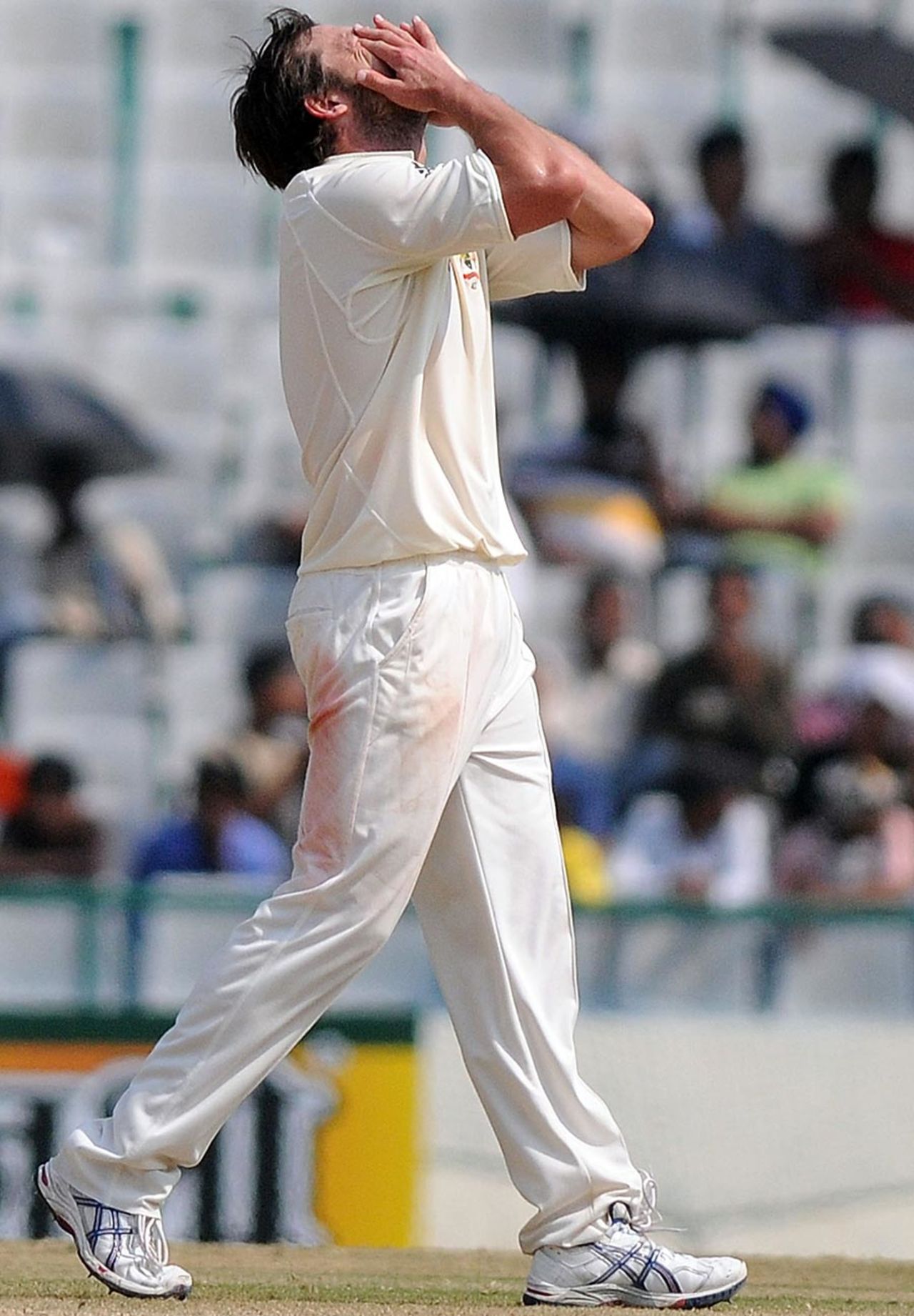 A moment of frustration for Ben Hilfenhaus, India v Australia, 1st Test, Mohali, 5th day, October 5, 2010