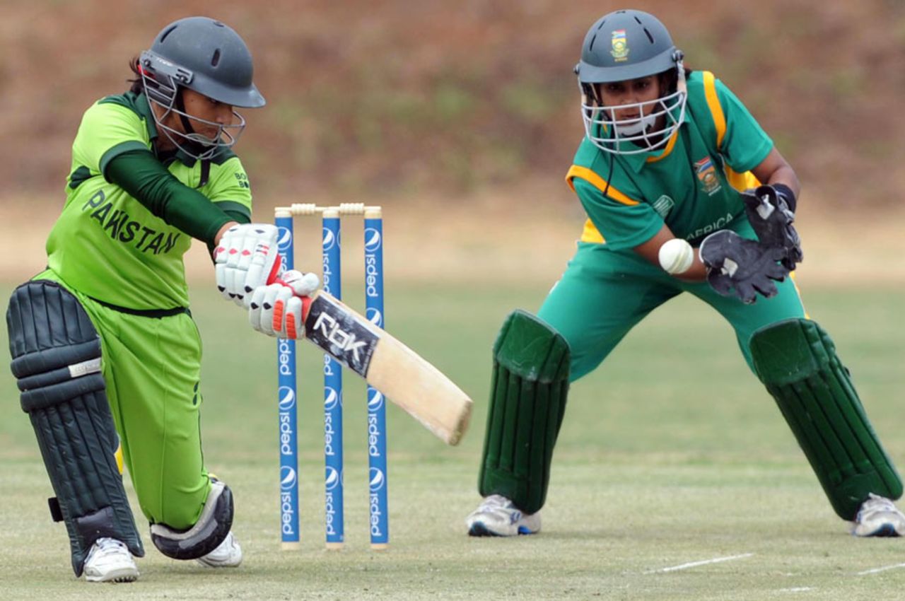Pakistan's Bismah Maroof cuts towards point,  Pakistan Women v South Africa Women, ICC Women's Cricket Challenge, Potchefstroom, October 7, 2010