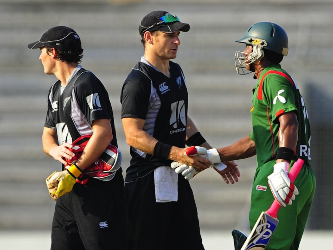 Nathan McCullum shakes Raqibul Hasan's hand, Bangladesh v New Zealand, 3rd ODI, Mirpur, October 11, 2010